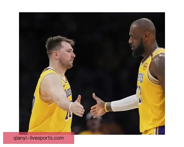 詹姆斯背靠背三双创历史新高 与东契奇赛后熊抱激情庆祝