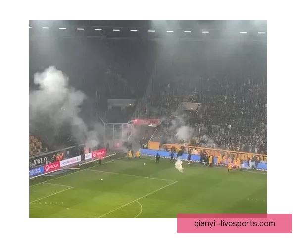 德累斯顿与赫塔球迷互掷烟火致比赛中断20分钟双方冲突引发赛场混乱